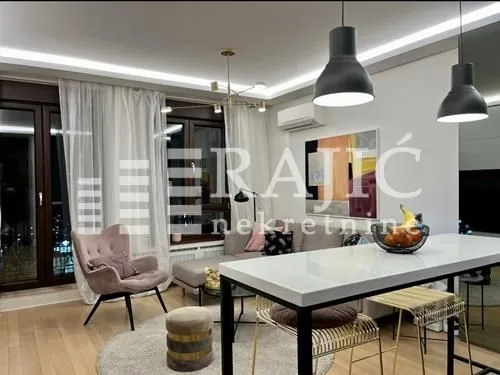 Modern living room with a dining area and access to the terrace.