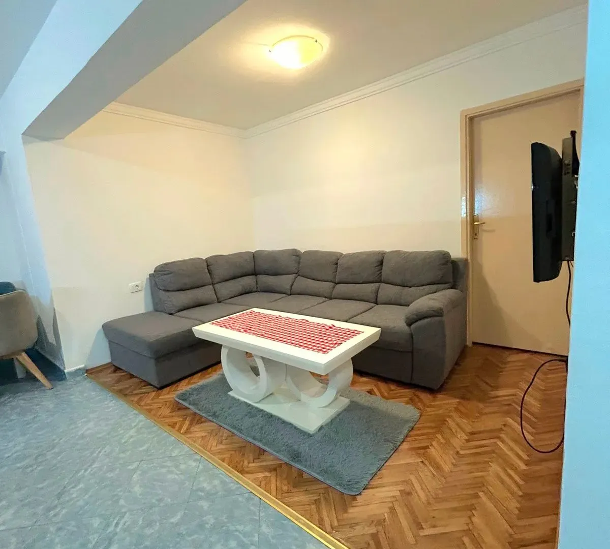 Izdavanje, dvosoban stan, 64m², Centar, Bar