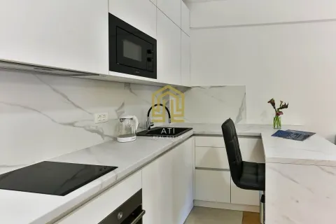 Moderna bijela kuhinja sa mermernom radnom površinom i šankom. - image 7