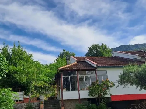 Prodaja, kuća, 285m², Piperi, Podgorica - image 1