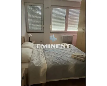 Bedroom with a double bed, wardrobe, and windows. - image 6