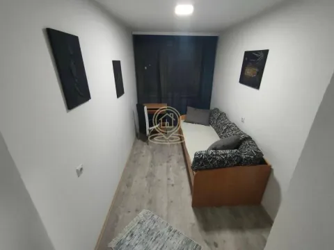 Manja spavaća soba sa krevetom i radnim stolom pored prozora. - image 13