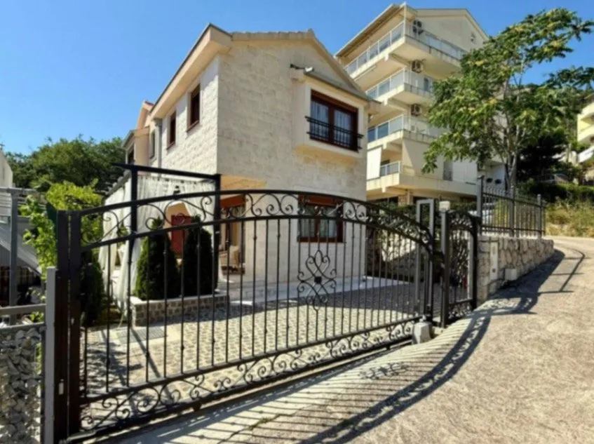 Izdavanje, kuća, 125m², Lazi, Budva