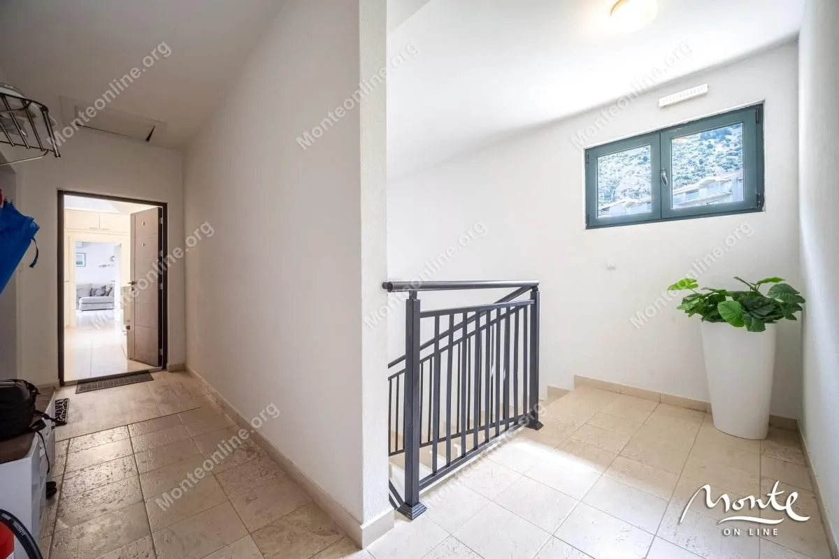 Prodaja, dvosoban stan, 109m², Dobrota, Kotor