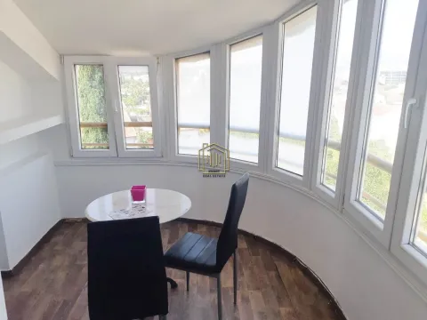 Zastakljena terasa sa trpezarijskim stolom i stolicama i pogledom na okolinu. - image 7