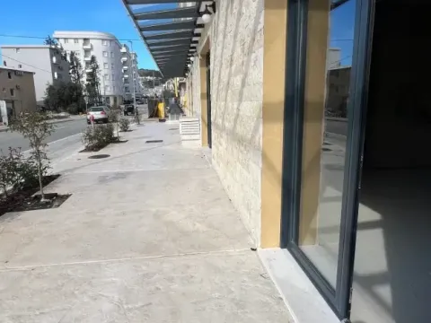 Rent, office space, 76m², Šušanj, Bar - image 1