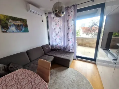 Dnevni boravak sa ugaonom garniturom, trpezarijskim stolom i izlazom na terasu. - image 3