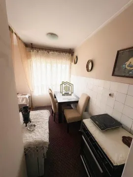 Manja kuhinja sa trpezarijskim stolom i stolicama. - image 4