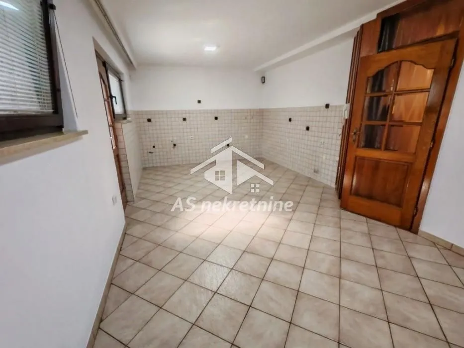 Izdavanje, kuća, 360m², Voždovac Sve Podlokacije, Beograd