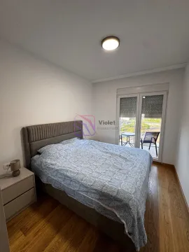 Spavaća soba sa bračnim krevetom i izlazom na terasu. - image 7