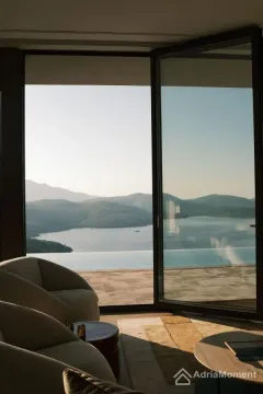 Pogled na more i planine kroz velika staklena vrata iz dnevnog boravka. - image 4