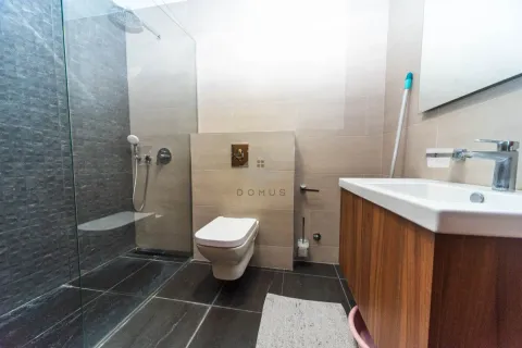 Moderne kupatilo sa tuš kabinom, umivaonikom i ugradnom wc šoljom. - image 9