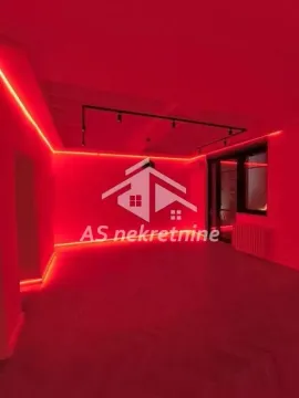 Prazna prostorija sa crvenom LED rasvetom i parketom na podu. - image 22