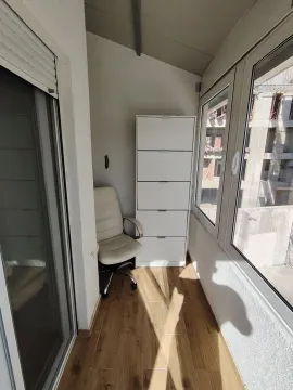 Zastakljeni balkon sa bijelom komodom i kancelarijskom stolicom. - image 8