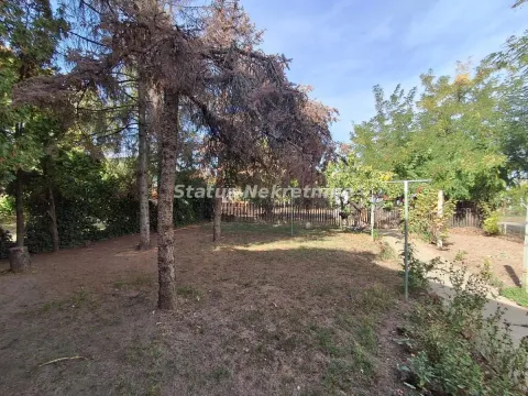 Pogled na prostrano dvorište sa stablima i zelenilom. - image 15