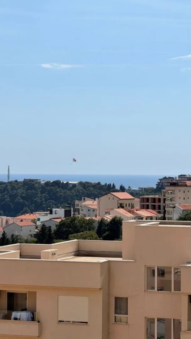 Pogled sa terase na naselje i more.