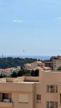 Pogled sa terase na naselje i more. - image 2