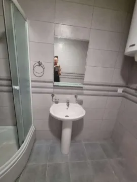 Kupatilo sa tuš kabinom, ogledalom i lavaboom. - image 2