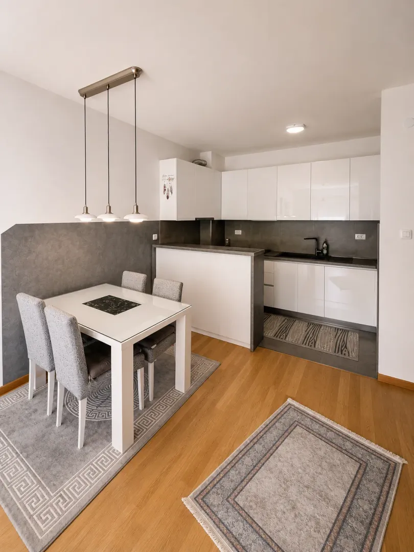 Izdavanje, dvosoban stan, 66m², Pobrežje, Podgorica