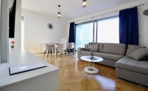 Dnevna soba sa garniturom, trpezarijom i izlazom na terasu. - image 2