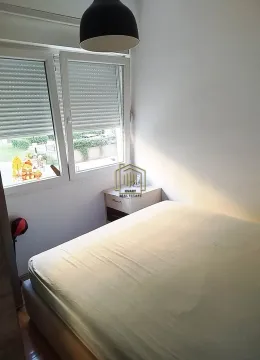 Manja spavaća soba sa bračnim krevetom i prozorom. - image 3