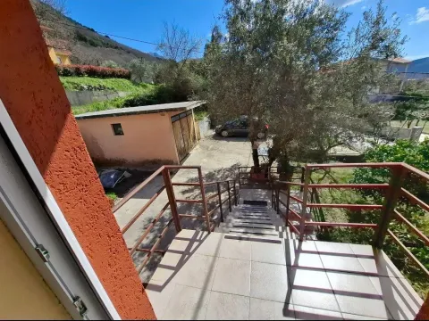 Izdavanje, dvosoban stan, 70m², Dub, Kotor - image 12