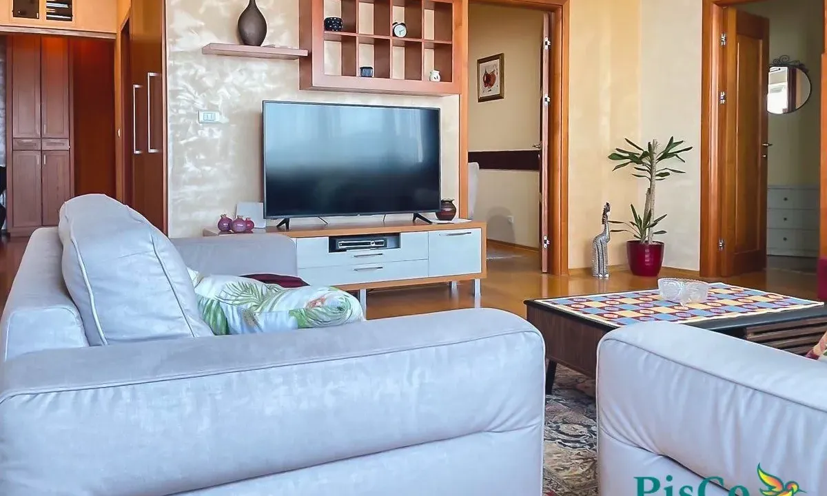 Izdavanje, dvosoban stan, 100m², Centar, Podgorica