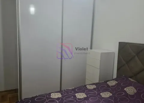 Spavaća soba sa velikim ugradnim garderoberom i bračnim krevetom. - image 3