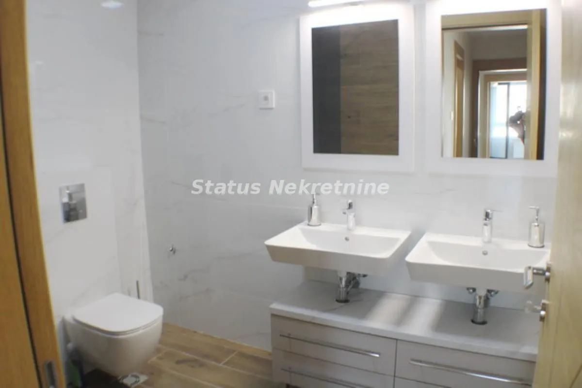 Izdavanje, četvorosoban stan, 101m², Stari grad, Novi Sad