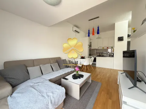 Dnevni boravak povezan sa trpezarijom i kuhinjom. - image 3