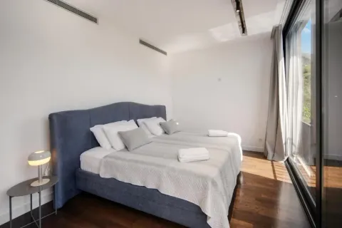 Moderna i svijetla spavaća soba sa bračnim krevetom i velikim staklenim portalom. - image 8