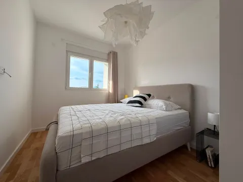Svjetla i uredna spavaća soba sa bračnim krevetom i prozorom. - image 5