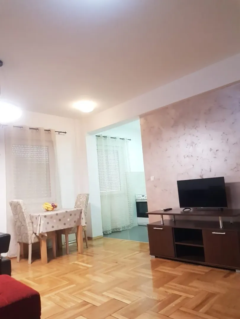 Dnevna soba sa trpezarijom i pogledom na kuhinju.