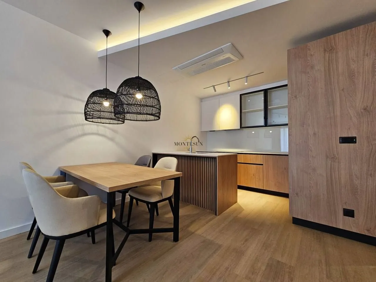 Modern kitchen with a dining area and built-in units.