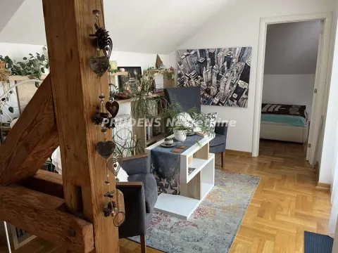 Udoban dnevni boravak sa drvenim elementima, policama i detaljima. - image 10
