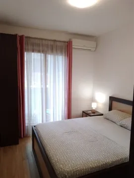 Svijetla spavaća soba sa bračnim krevetom i izlazom na terasu. - image 4