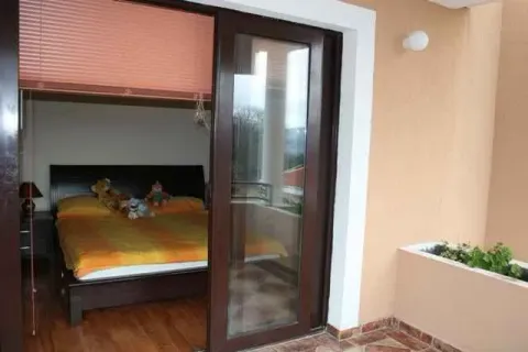 Spavaća soba sa izlazom na terasu kroz klizna vrata. - image 24
