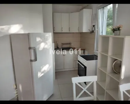 Manja kuhinja sa belim elementima, frižiderom i šporetom. - image 3