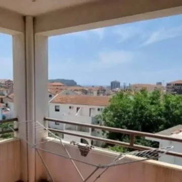 Natkriveni balkon sa pogledom na naselje i sušačem za veš. - image 7