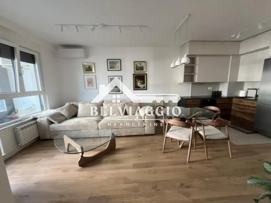 Izdavanje, dvosoban stan, 55m², Grad, Kotor