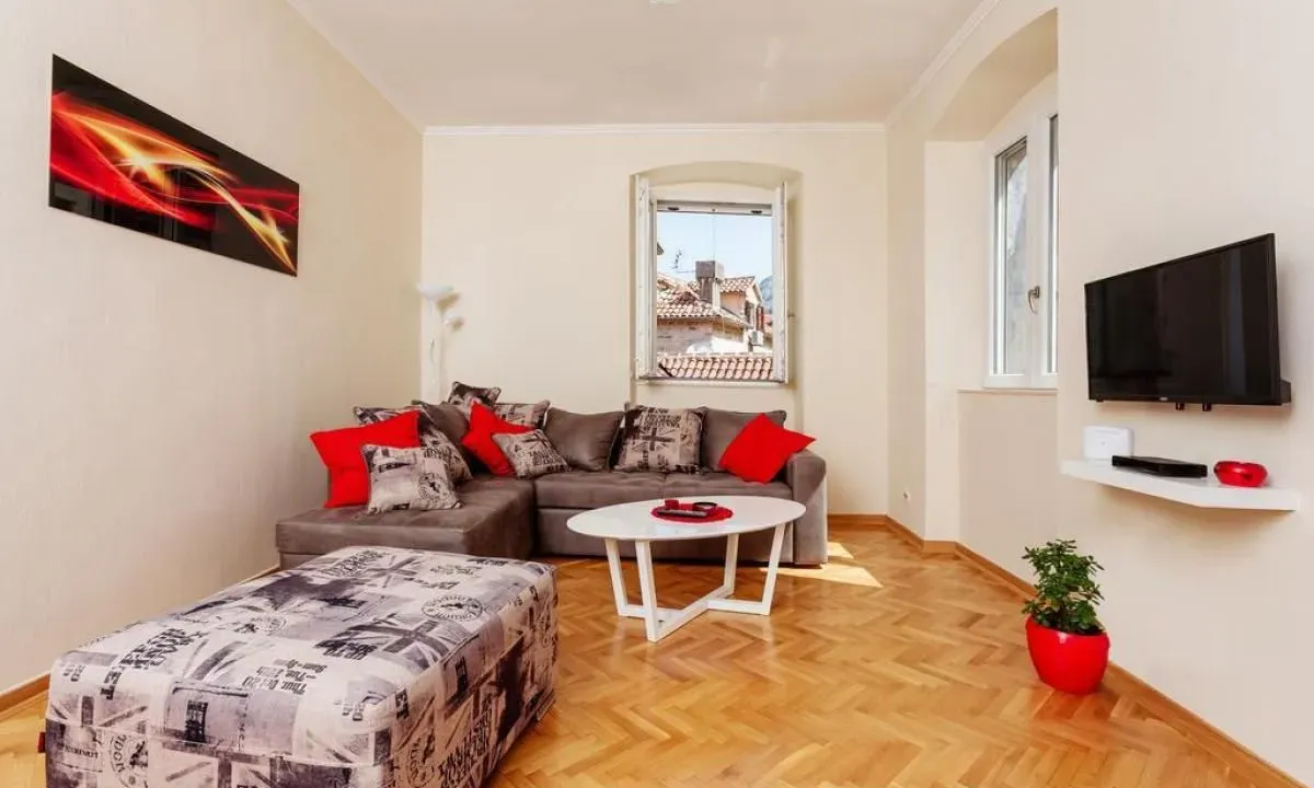 Sale, two bedroom apartment, 62m², Grad, Kotor