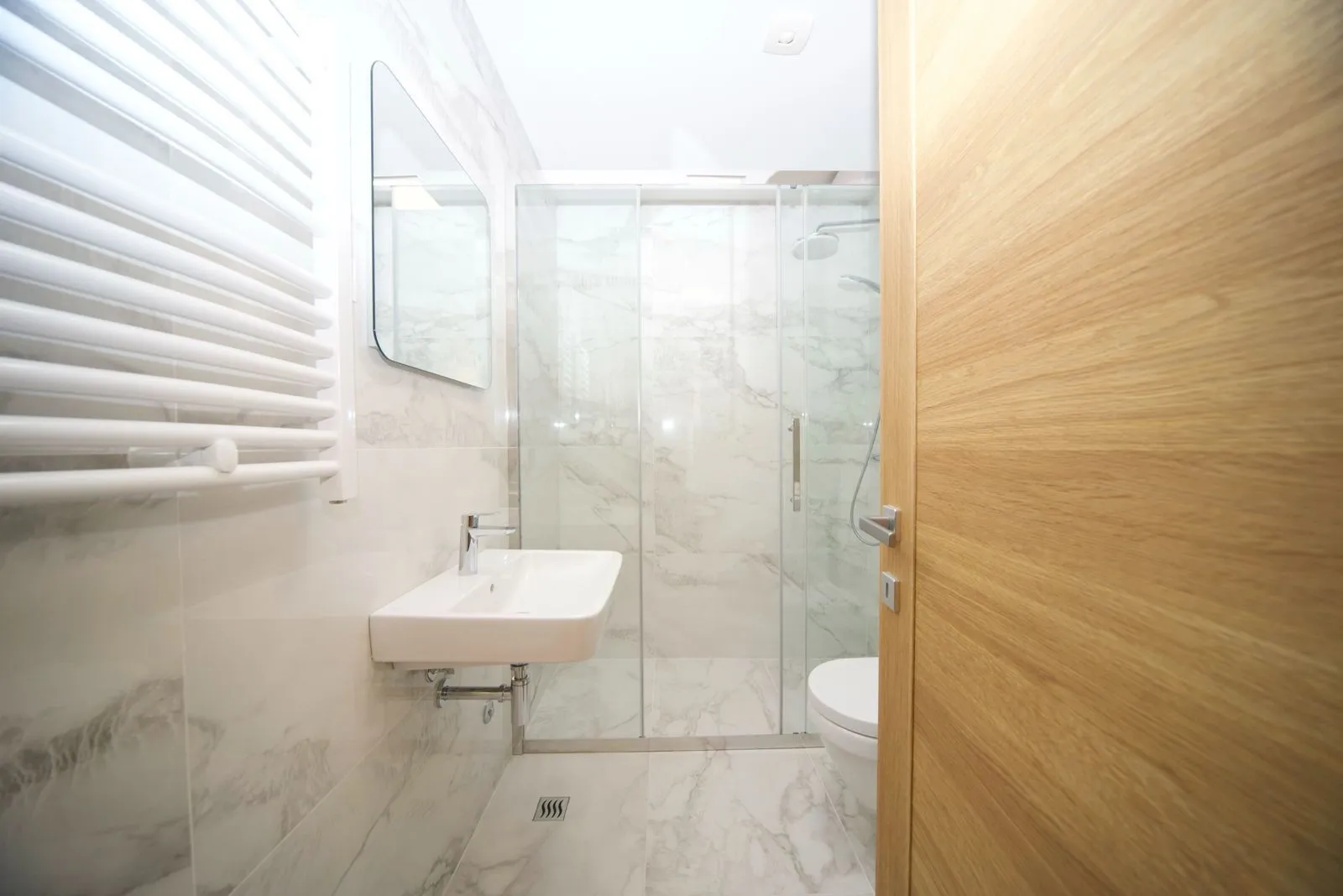 Modernly equipped bathroom with a walk-in shower and washbasin.