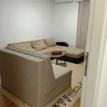 Dnevna soba sa ugaonom garniturom i stočićem. - image 2