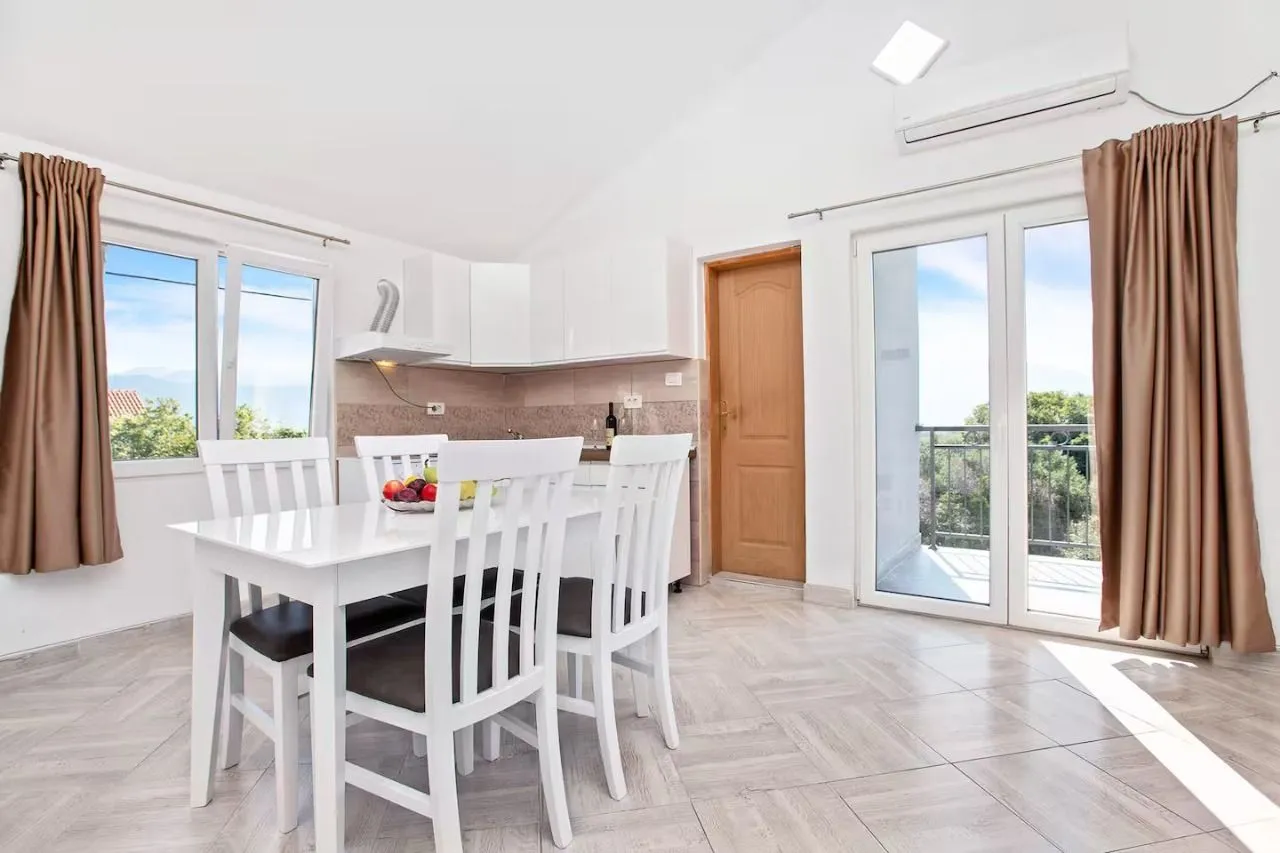 Rent, house, 110m², Tivat, Crna Gora