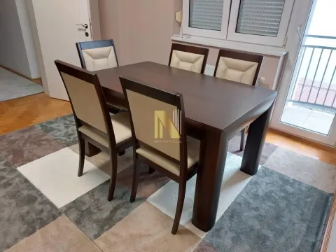 Trpezarijski sto sa stolicama u dnevnom boravku. - image 2