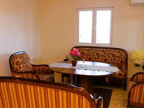 Izdavanje, kuća, 382m², Krimovica, Kotor - image 15