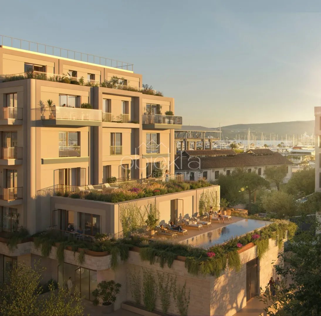 Eksterijer moderne stambene zgrade sa bazenom na krovnoj terasi i pogledom na marinu.