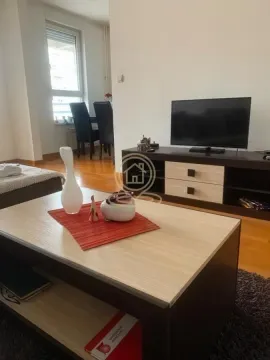 Dnevna soba sa garniturom, stočićem i televizorom. - image 3