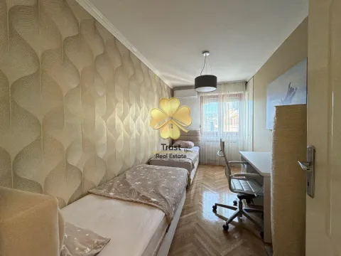 Two-bed bedroom with two beds and a desk. - image 16
