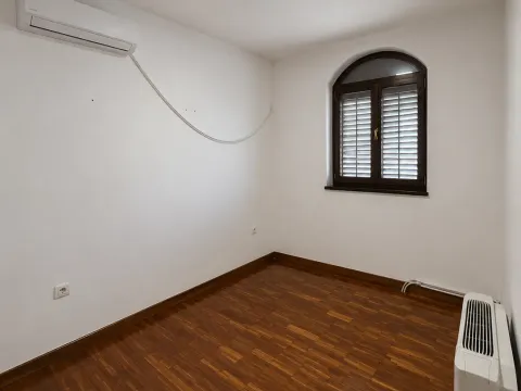 Rent, house, 340m², Tološi, Podgorica - image 9